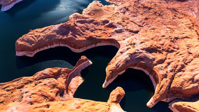 Harnessing Lake and Reservoir Evaporation: A Sustainable Power Solution