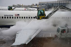 How Airlines Safely De‑Ice Planes to Ensure Safe Takeoffs.