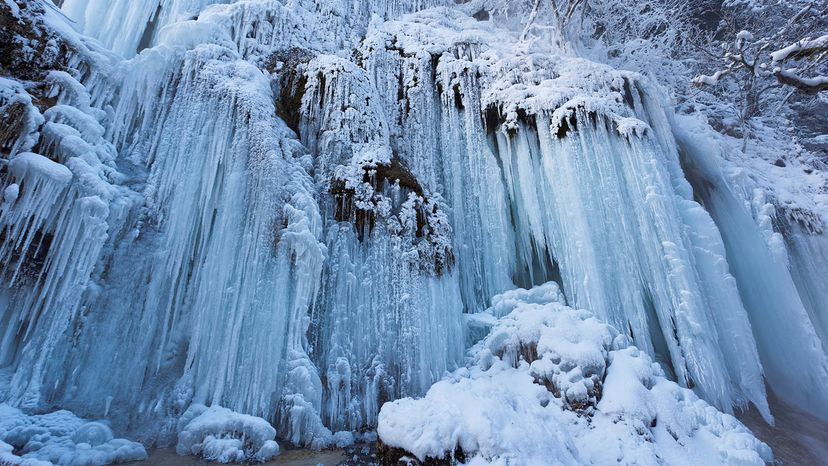 Why Do Waterfalls Freeze? The Science Behind Frozen Cascades