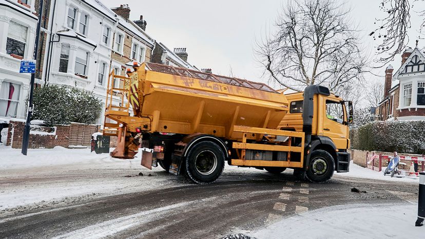 How Road Salt Thaws Ice: Science, Benefits, and Safety