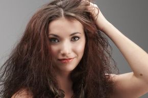 How Humidity Causes Frizzy Hair – Expert Tips to Keep It Smooth