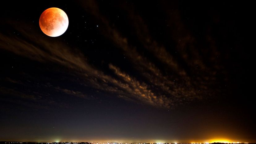 Understanding Lunar Eclipses: How the Moon Aligns with Earth s Shadow
