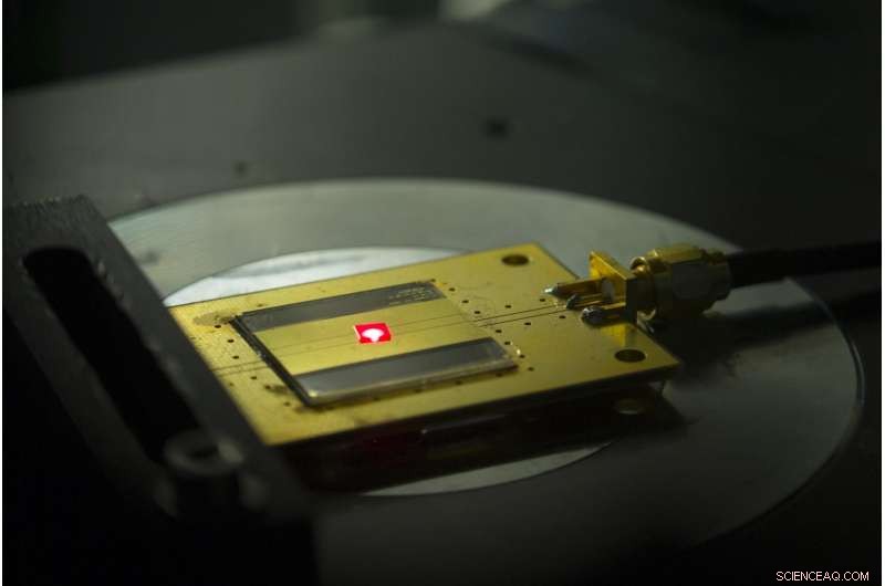 World s Smallest Radio Receiver Uses Two-Atom-Sized Building Blocks