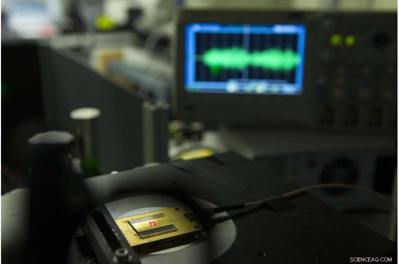World s Smallest Radio Receiver Uses Two-Atom-Sized Building Blocks