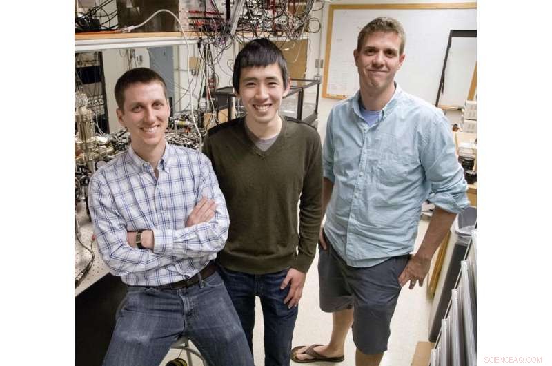 Quantum Simulation Unveils Topological Soliton State in the SSH Model