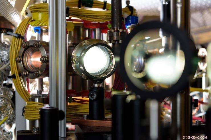 Unveiling Entangled Atoms in a Bose‑Einstein Condensate