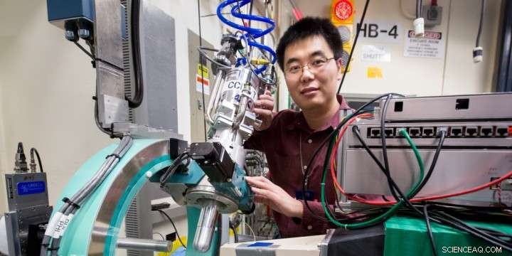 Unveiling Quantum Spin Dynamics: A Researcher Uses HFIR to Map 3‑D Spin Configurations