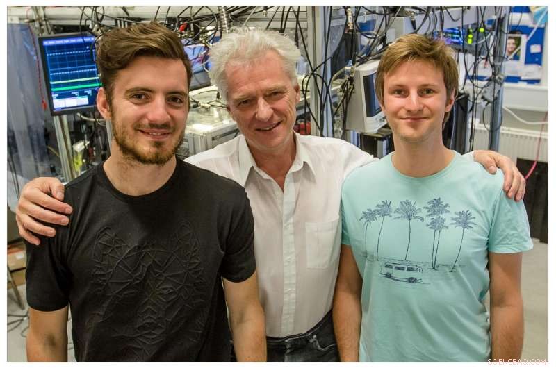 Smart Atomic Cloud Overcomes Heisenberg s Observation Problem