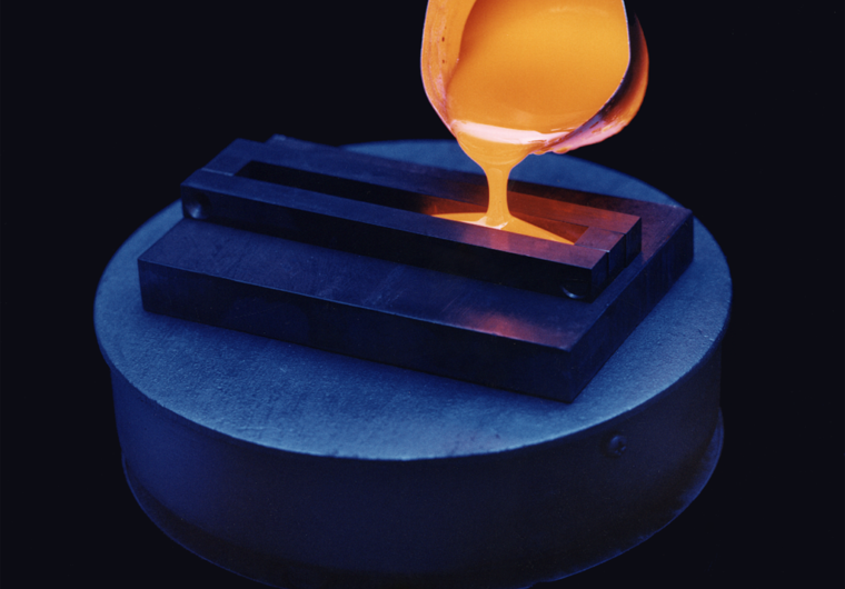 Atomic Clusters Jamming Like Ice Floes During Liquid‑to‑Glass Transition