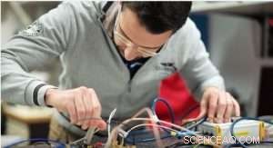 High-Speed, Low-Power Optical Receivers for Cloud Data Centers