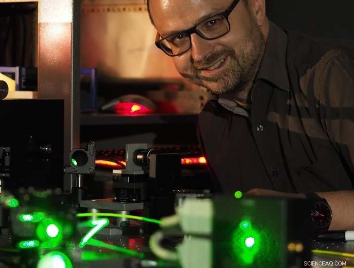 Tiny Diamond Achieves Room‑Temperature Superradiance, Paving the Way for Quantum Technologies