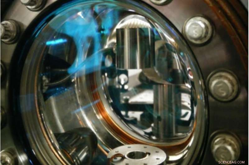 How Blackbody Radiation From Warm Objects Attracts Polarizable Particles