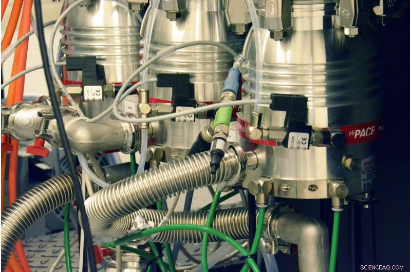 Capturing Water Vapor Inside an Electron Microscope: A Breakthrough Technique