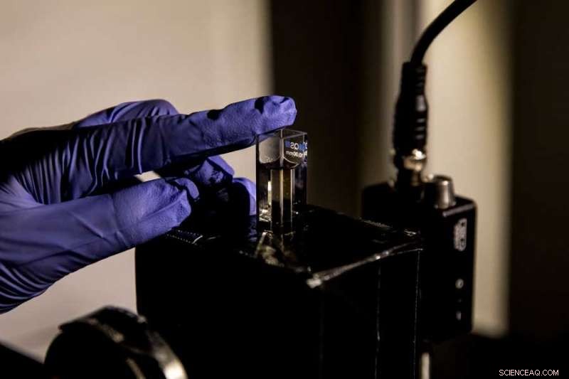 Magnetically Tuned Nanoparticle Gel Manipulates Twisted Light