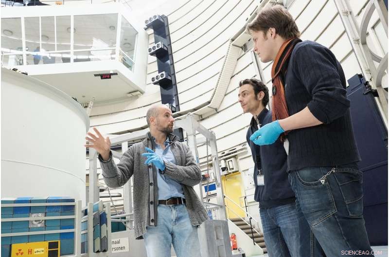 New Study Resolves 350-Year Mystery of Leeuwenhoek’s Superior Microscope