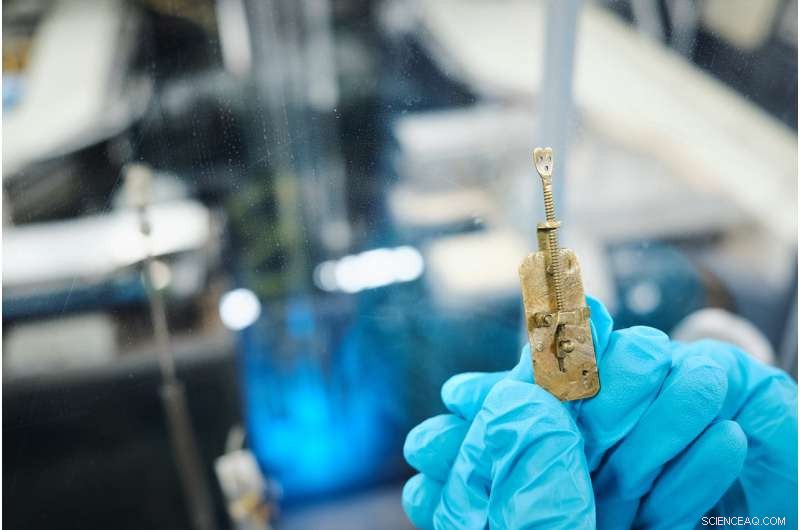 New Study Resolves 350-Year Mystery of Leeuwenhoek’s Superior Microscope