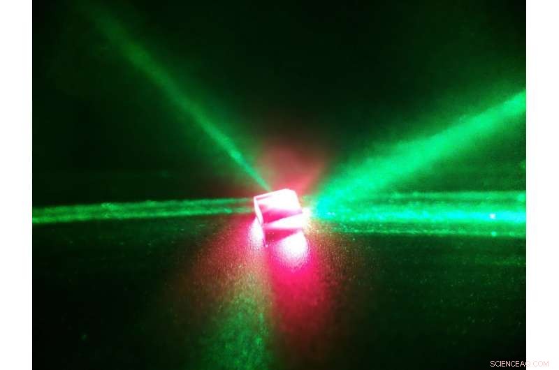 Scientists Achieve First Continuous Room‑Temperature Solid‑State Maser Using Diamond