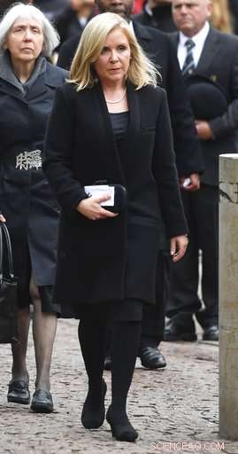 Cambridge Mourns Stephen Hawking: Hundreds Gather in Tribute