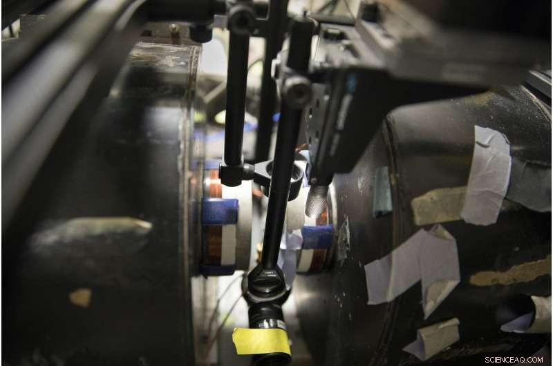 Scientists Use Diamond Impurities to Detect Microscopic Signals