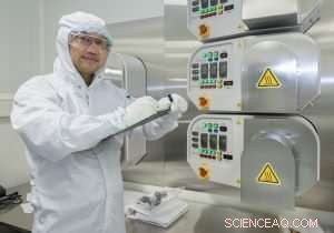 Van der Waals Material Demonstrates Remarkable Properties at 200-nanometre Scale