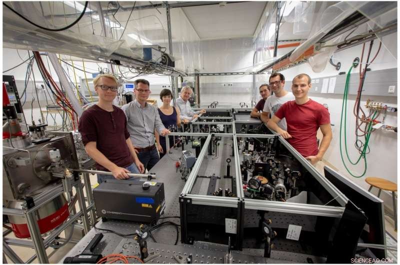 First Observation: Quantum Fluid Responds to Photoexcitation of Dissolved Particles