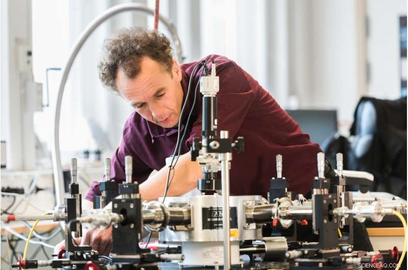 Scientists Confirm 80‑Year‑Old Ferroelectric Theory, Advancing Memory Technology