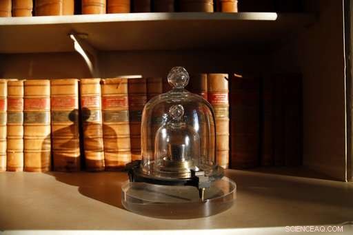 Updating the Kilogram: How the World s Standard Weight Is Changing