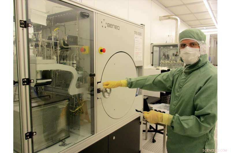 New Photonic Breakthrough: Nanoscale Amplifier Boosts Light‑Signal Power for Faster Data Transmission