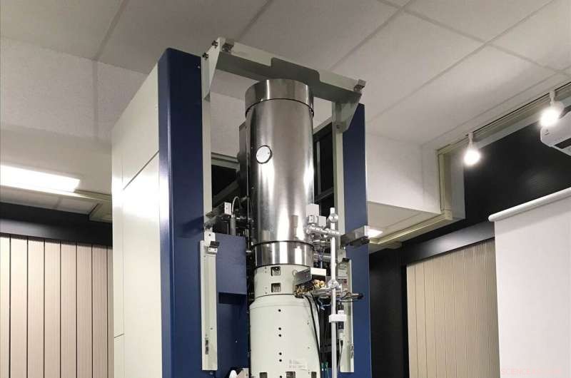 Atom‑Resolution Magnetic Material Imaging Without Field Distortion