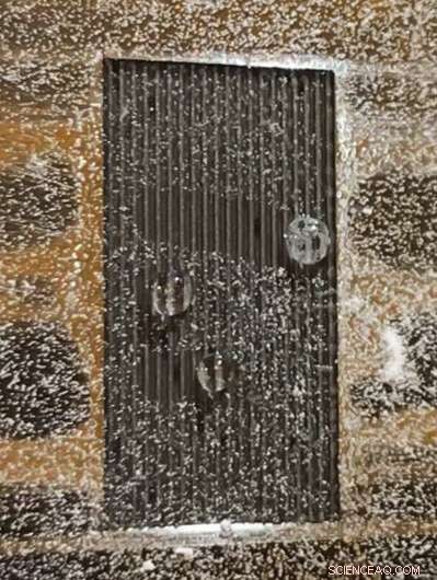 Harnessing Surface Waves to Direct Droplet Transport for Self‑Cleaning Surfaces