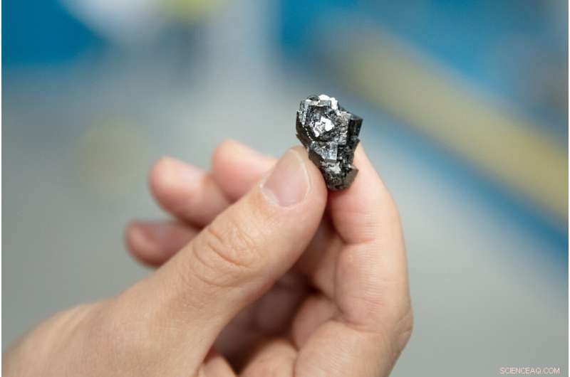 Decoding Magnetic Disorder: New Neutron Scattering Technique Unveils Order in Complex Materials