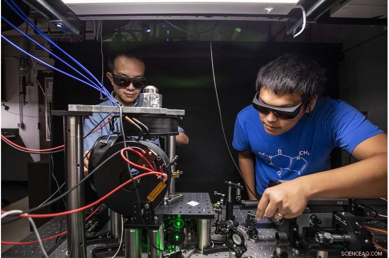Ultra‑Small Quantum Sensors Monitor Material Transformations Under Extreme Pressure