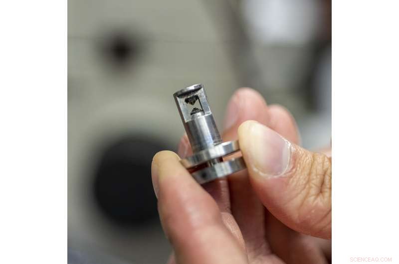 Ultra‑Small Quantum Sensors Monitor Material Transformations Under Extreme Pressure