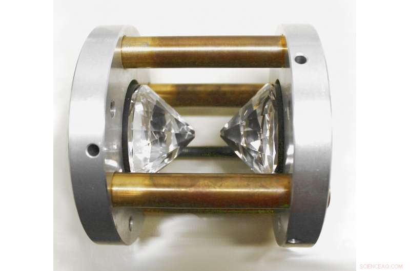 Black Nitrogen Unveiled: Researchers Discover High‑Pressure Compound, Solving a Periodic Table Puzzle