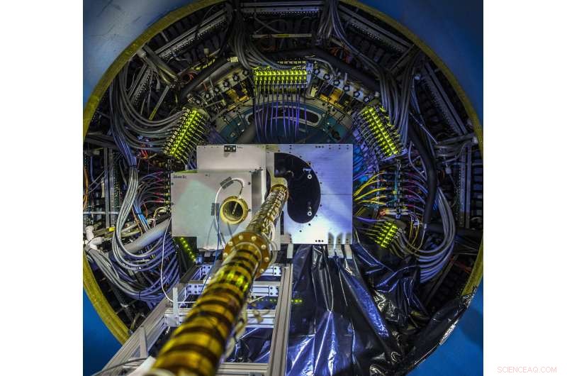 Charm‑Quark Tracking Reveals How Quarks Combine in Heavy‑Ion Collisions