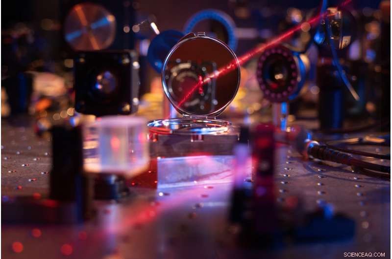 Max Planck Physicists Build the Lightest Optical Mirror with Just 200 Atoms