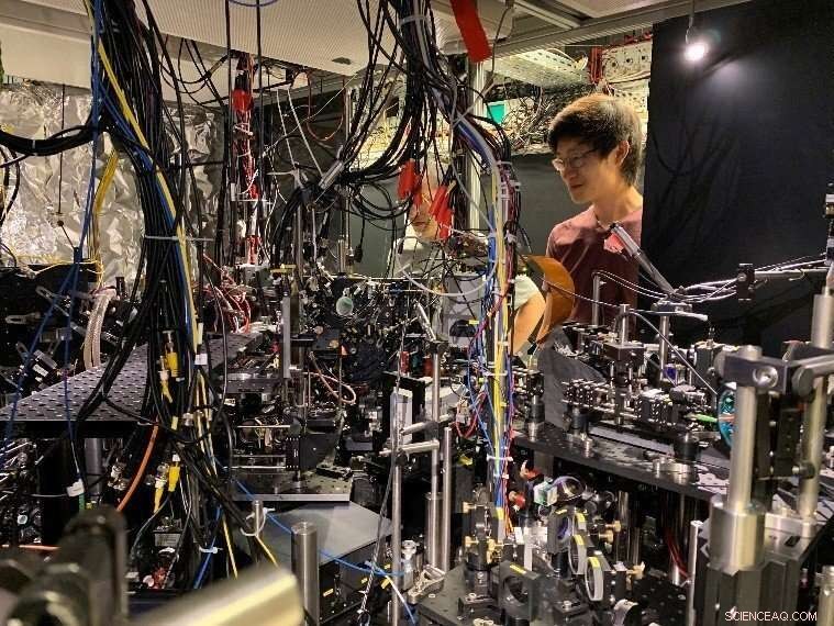 Max Planck Physicists Build the Lightest Optical Mirror with Just 200 Atoms