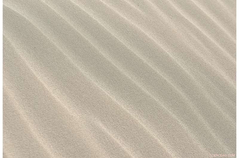 Glass Molecules Behave Like Jammed Sand, Revealing New Insights into Condensed Matter