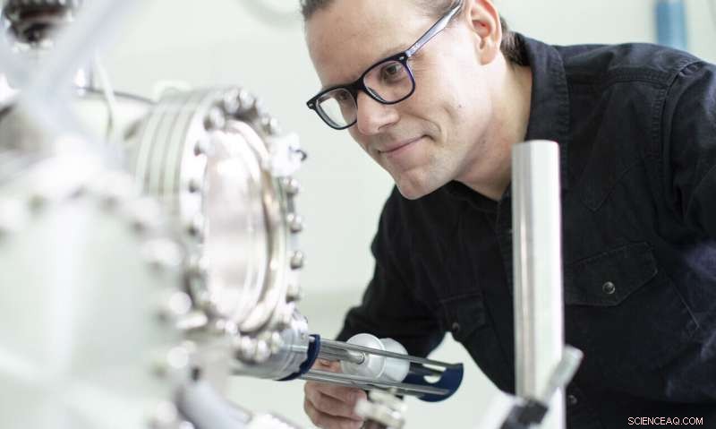 UNSW Scientists Achieve Record‑Quiet Semiconductor Qubits