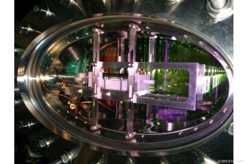 Scientists Successfully Demonstrate Controlled Transport of Stored Light