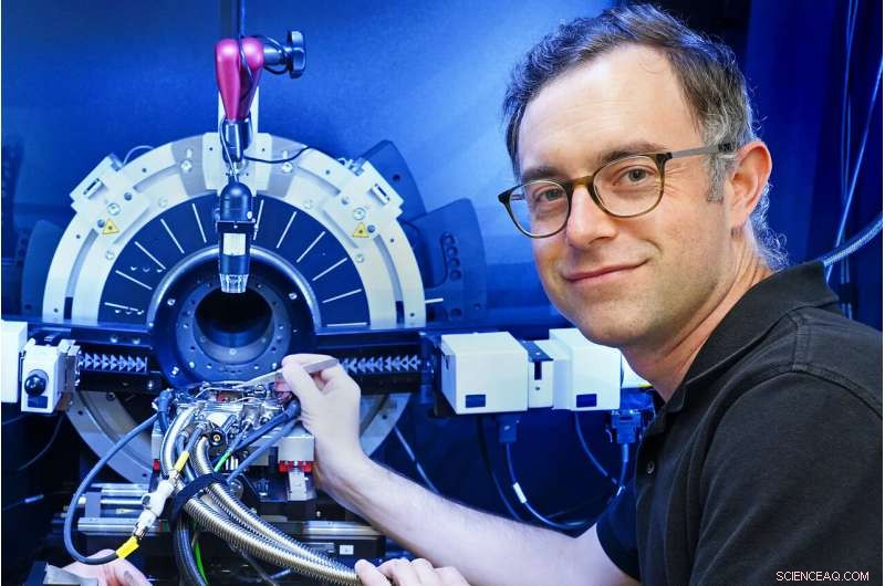 Innovative Method Reveals Electric Charge Patterns in Superconductors