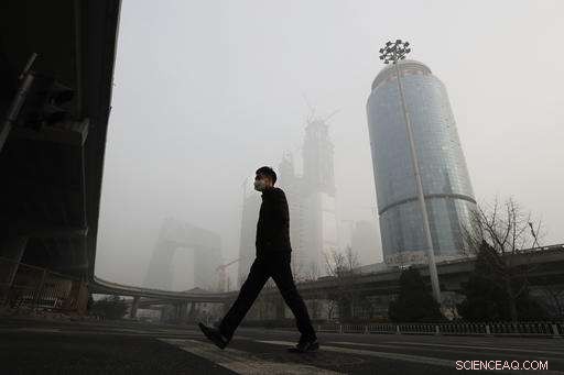 Heavy Smog Over China Forces Flight Cancellations and Road Closures