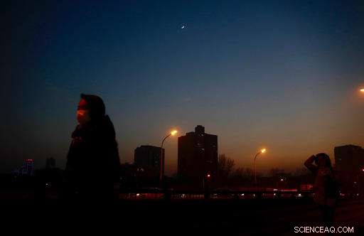 China Faces Heavy Smog in 2017: Authorities Issue Pollution Alerts