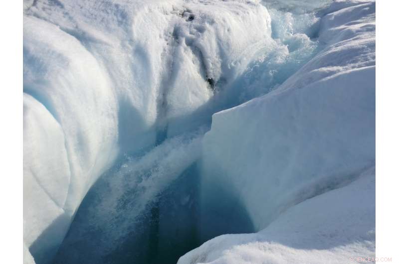 New Radar Study Reveals Year-Round Meltwater Flow Beneath Greenland Ice Sheet
