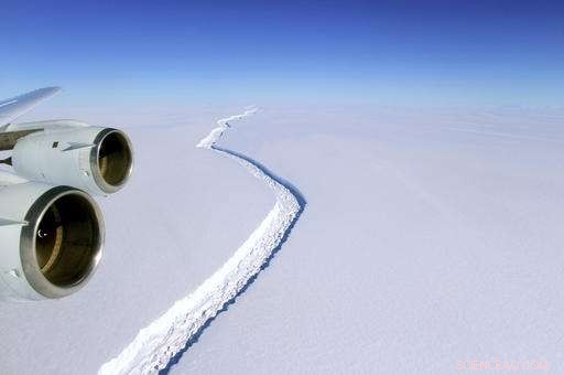 Scientists Monitor Expanding Antarctic Rift, Unconcerned