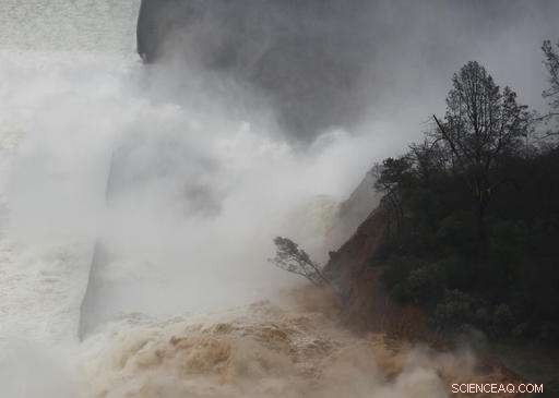 Oroville Dam Spillway Gap Widens, Prompting Safety Review – Latest Update