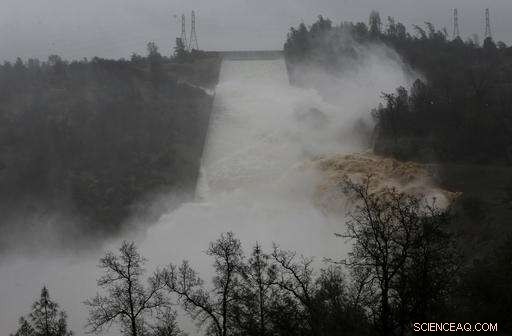 Oroville Dam Spillway Gap Widens, Prompting Safety Review – Latest Update