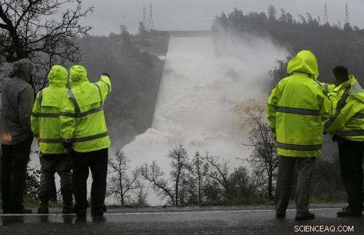 Oroville Dam Spillway Gap Widens, Prompting Safety Review – Latest Update