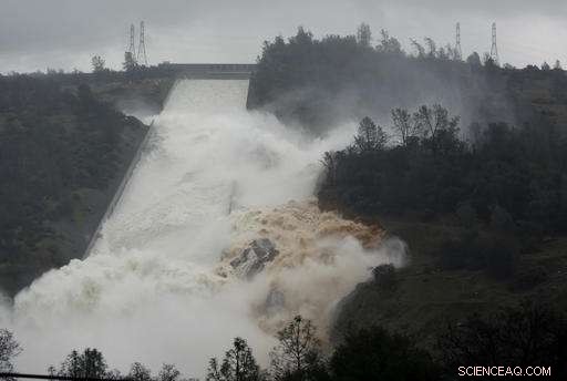 Sacrificing a California Spillway Could Prevent Emergency Releases at Oroville Dam