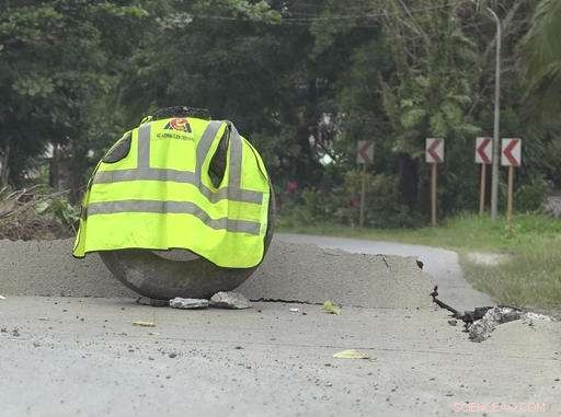 Nighttime Earthquake in the Philippines Leaves Six Dead and Damages Runway